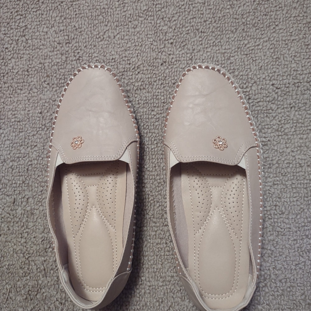 Chic Cream Loafers with Floral Accent